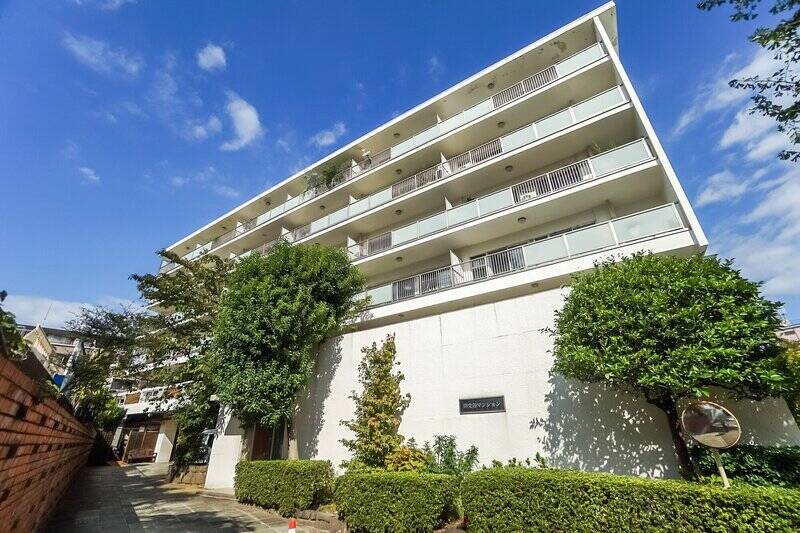 目黒通りに向かって斜めに建つ、1965年築・総戸数27戸のマンション。旧耐震基準の建物である点はご留意いただいた方がよさそうですが、平日8時〜16時と長時間勤務の管理人さんがいらっしゃるのは安心ポイントですね。