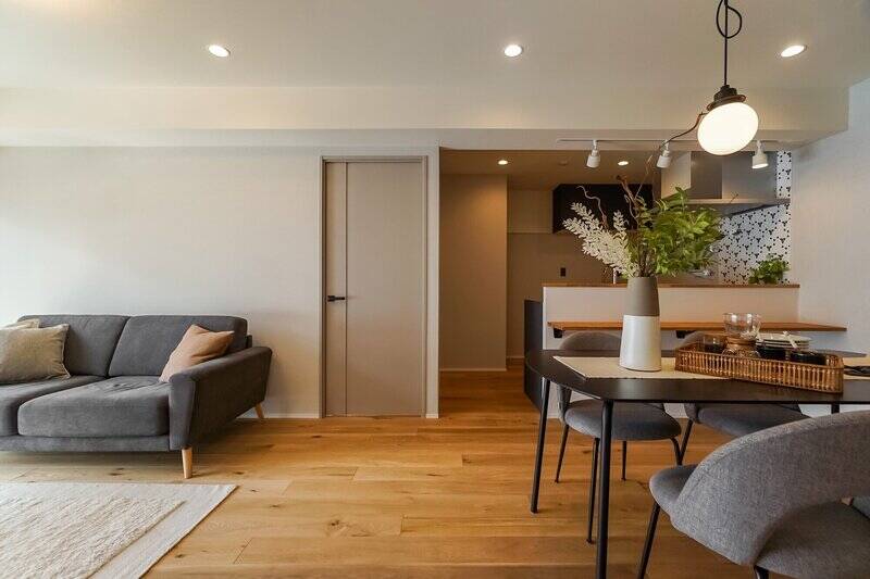 足元はオーク無垢材を使ったフローリング。壁はファブリック感のある淡いベージュのクロスで仕上げられています。建具も今っぽいニュアンスカラーで統一されており、ほっこりとリラクシングな雰囲気の内装です。北欧風インテリアがよく似合いそう♡