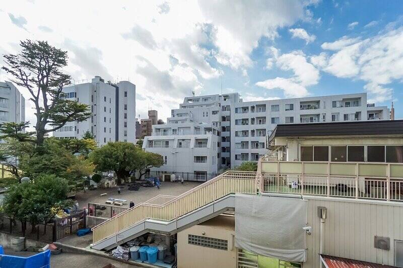 バルコニーに出ると、正面にはお隣の保育園のお庭が広がっています。左手に写っている、目黒通りを挟んだ斜向かいの建物は「碑文谷警察署」です。なんだか安心感がありますね。