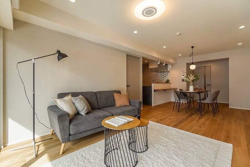 今度は写真中央のドアを開け、お隣の洋室Ａへ。そのあとで奥にあるキッチンエリアをチェックしましょう。