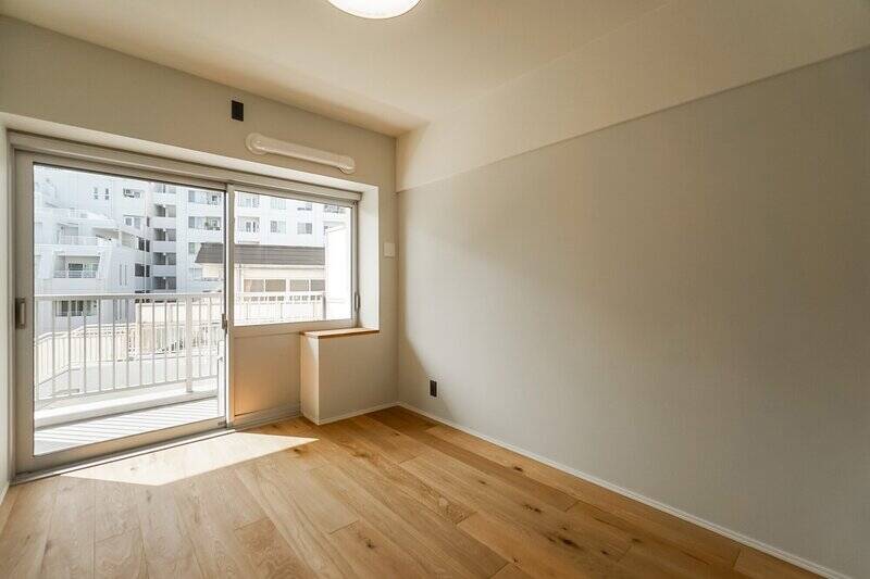 バルコニーに面した、素敵な日当たりの洋室Ａ。窓が大きくて開放感たっぷりです。