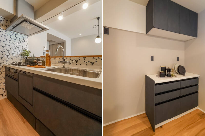 <b>左・</b>ネイビー×ホワイトの三角タイルをリズミカルに貼り上げた、テンションの上がるキッチン空間です。食洗機完備のキッチンで、お料理の腕が鳴りそうですね。／<b>右・</b>背後にはお揃いのキッチンボード&吊り戸棚が用意されています。収納事情も安泰そうです◎