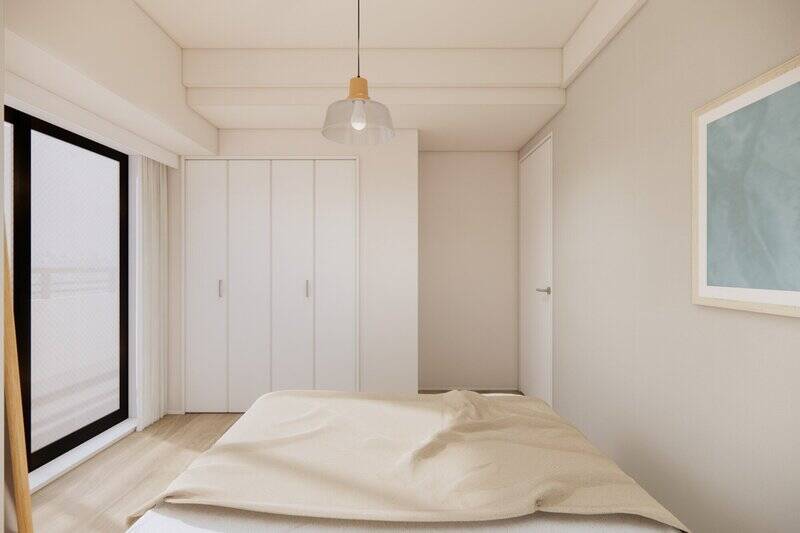 ダブルベッドのほかにも家具を置ける広さで、折れ戸2枚分のクローゼットを完備しています。