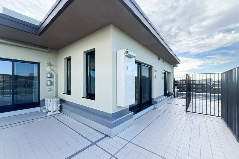 北西側に突き出すような形のルーフバルコニー。洋室B・Cの前まで続いています。