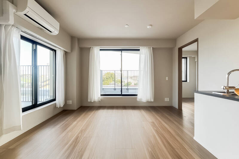 <p>北東・北西向きの窓の先にはルーフバルコニーが広がります。2つを合わせると、なんと約35㎡もの広さに!</p>