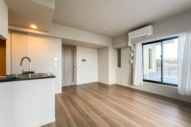 内装は白とウッドテイストでまとめられ、やさしい印象の空間に。北西向きの窓の外へ、進んでみましょう。