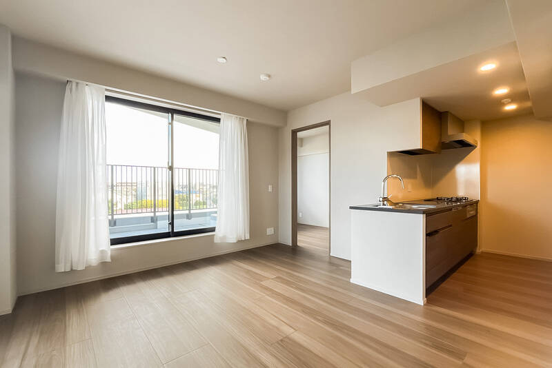 洋室Aは写真中央の開口部の先に位置します。キッチン〜北東側のバルコニー〜洋室Aの順にご紹介します。