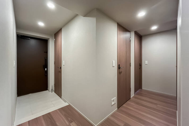 水まわりと洋室B・Cは、廊下からアクセスします。廊下にはSICのほか、収納が2つ備わっていますよ。