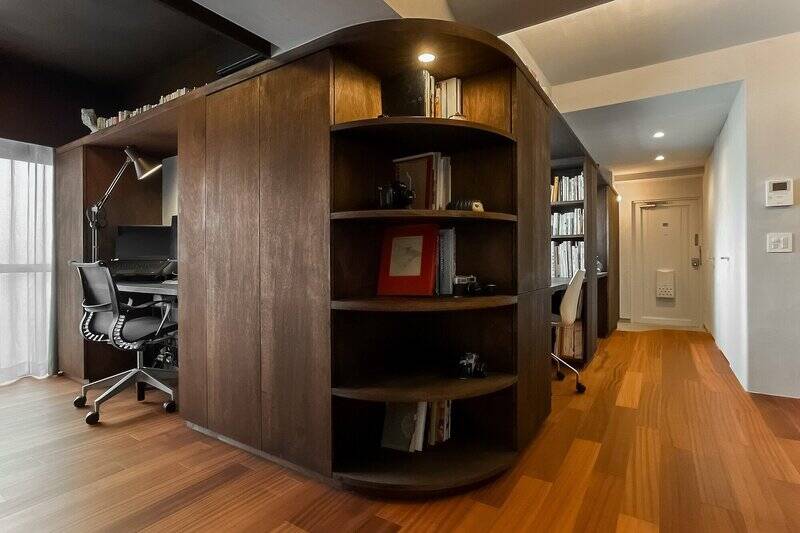 奥まで進んで振り返ると、壁面収納は左手のリビングまで続いています。作業スペースは3箇所、収納は下足入れを含めて計6つ用意。