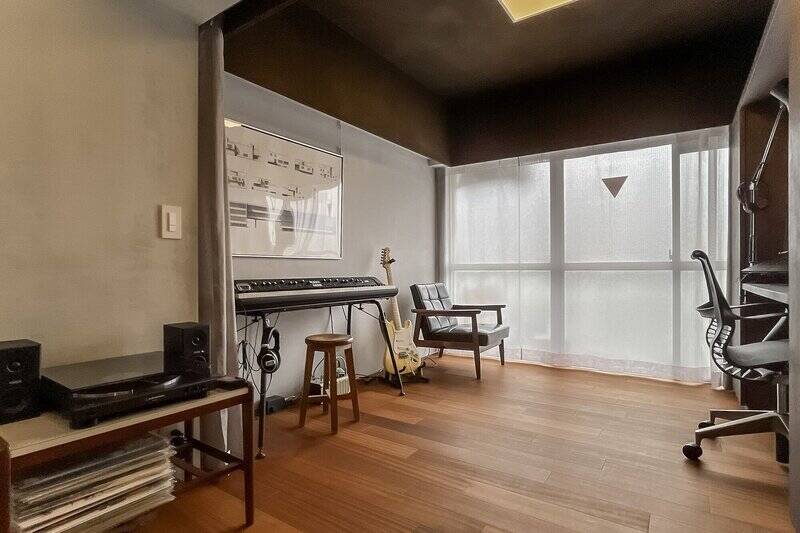 玄関からの直線アプローチから奥まった位置にあるリビング。カーテンで仕切り個室化することも可能です。広さは約6帖。