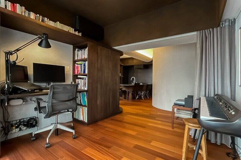 床はサペリ材の複合フローリングを使用。壁は漆喰のコテ仕上げで、素材の風合いが感じられます。