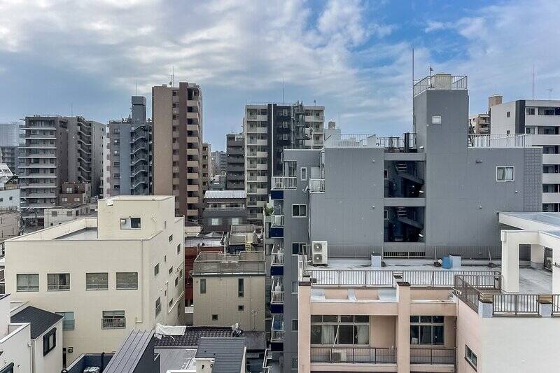 正面に建物が見えますが、通りを挟んで距離が離れているため、圧迫感は感じません。8階(最上階)住戸なので、空はたっぷりと仰げますよ。