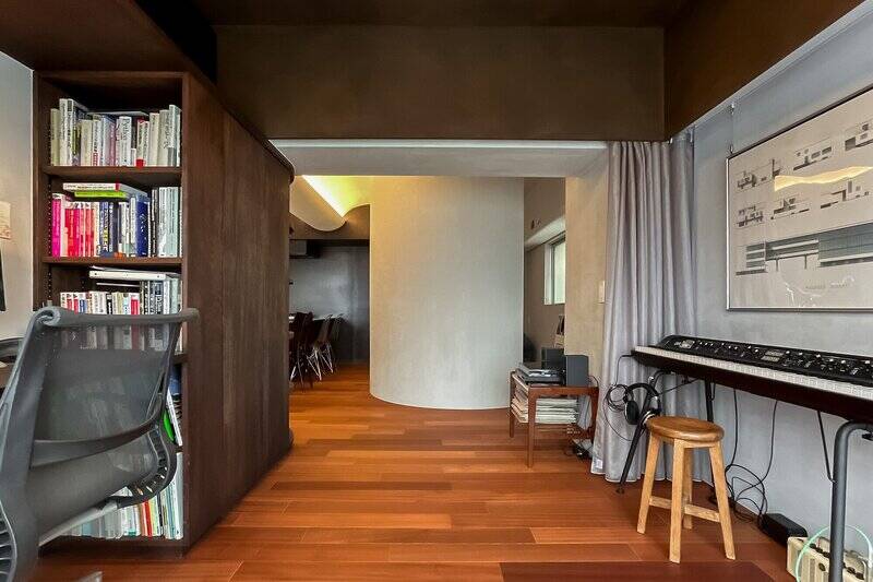 正面のアール壁は、なんと洋室の間仕切り。中も拝見いたしましょう。