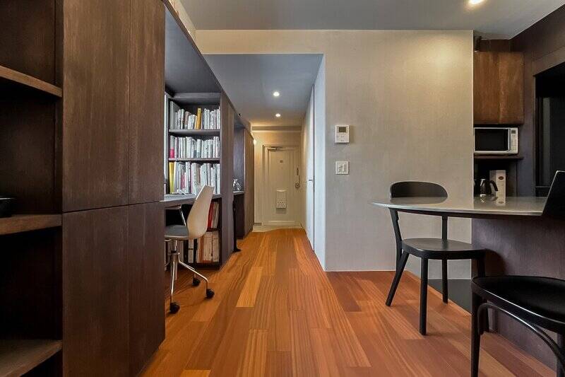 続いて、壁面収納の間にある作業スペースをチェックしていきましょう。