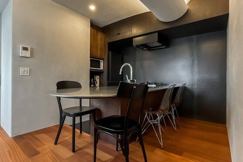 テーブルと一体化したダイニングキッチン。ゲストとの交流や作業場所など、多用途で使用できます。