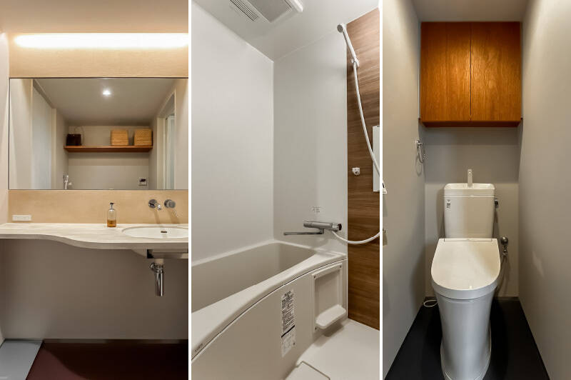 <b>左・</b>大きな鏡付きの洗面化粧台。台下はワゴン等を用いて、収納場所を確保するとよさそう。/<b>中央・右・</b>バスルームとトイレは、既存設備を使用しています。