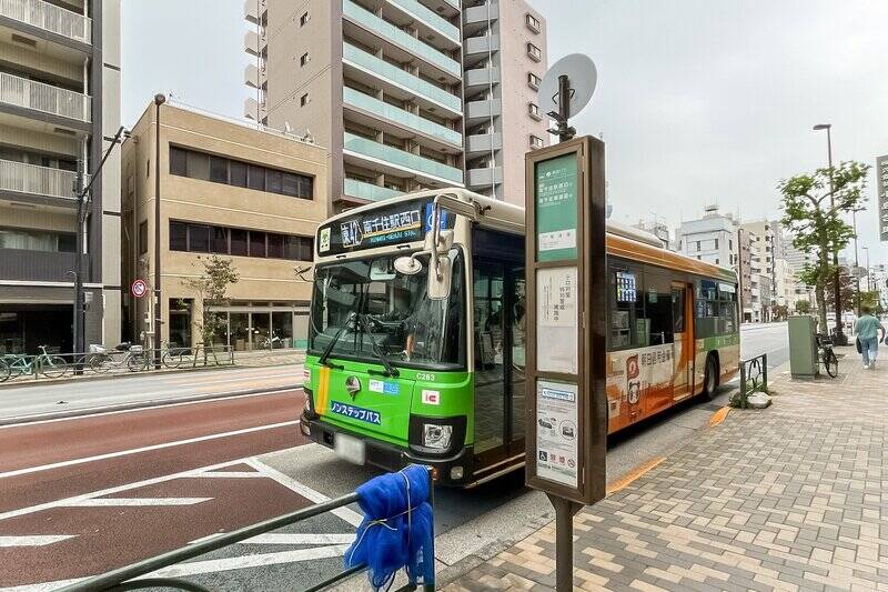 最寄りの都営浅草線・東京メトロ銀座線「浅草」駅までは、徒歩20分と距離があるので、「東浅草」停留所(徒歩3分)からバスを利用するのがおすすめ。反対車線の同停留所からは、南千住方面のバスも出ていますよ。