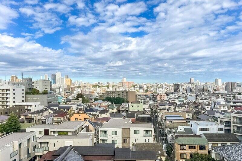 出窓越しには、早稲田方面の眺望を望みます。これは夜景にも期待大♡