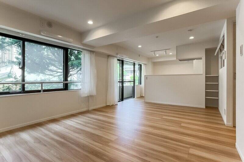 LDKの広さは約15.9帖。西側に2つの大きな窓があり、やわらかな光が差し込みます。緑を感じられる爽やかな景色がいいですね。