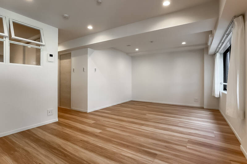 内装は白とウッドテイストでやさしい印象。LDKと洋室をつなぐ室内窓がポイントです。