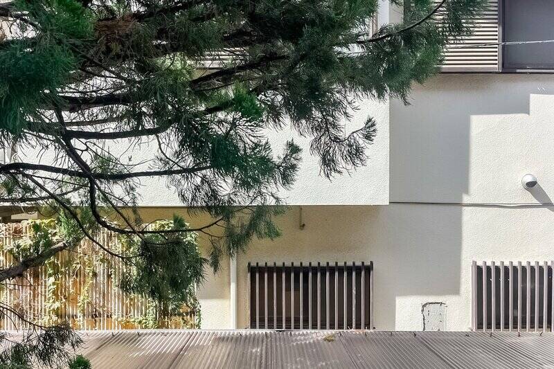 正面には隣接する建物が見えますが、植栽が視線をほどよく遮ってくれます。普段は、レースカーテンを閉めておくと安心ですね。