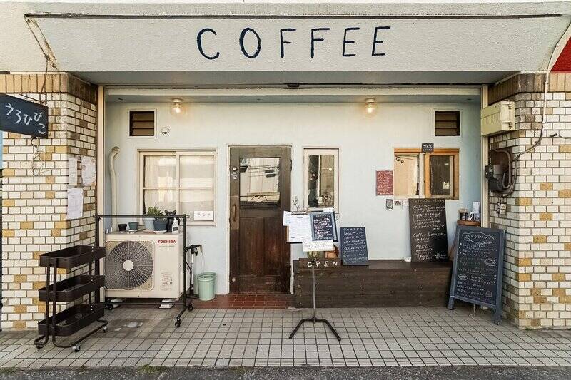 <p>「喫茶 うろろびこ」はネルドリップで淹れるコーヒーと自家製のおやつがいただけます。外観も素敵ですが、ペールブルーの店内がまた可愛らしく、落ち着いたいい雰囲気なんです。(徒歩4分)</p>