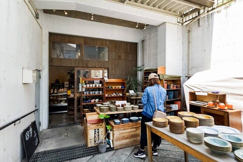 お食事と日用品、古道具を扱うお店「四歩(しっぽ)」。お料理に合うお皿を選んだり、友人へのプレゼントを探したりと、ついつい通いたくなるお店です。(徒歩8分)