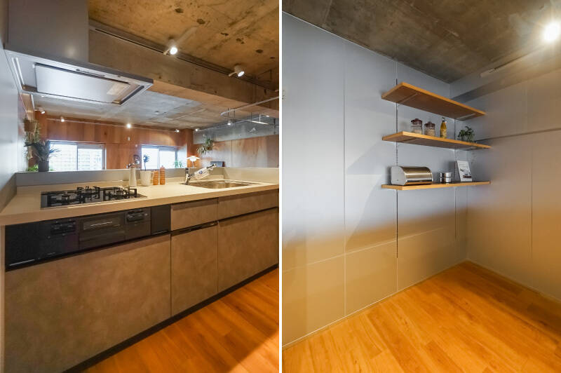 <p><b>左・</b>食洗機を完備した対面型キッチン。明るさのあまり逆光になってしまうので、手元にライトを追加してもよさそうです。/<b>右・</b>背面の壁も、ライトグレーのボードで仕上げてスマートな印象に。棚は好きな高さに調節可能です。</p>