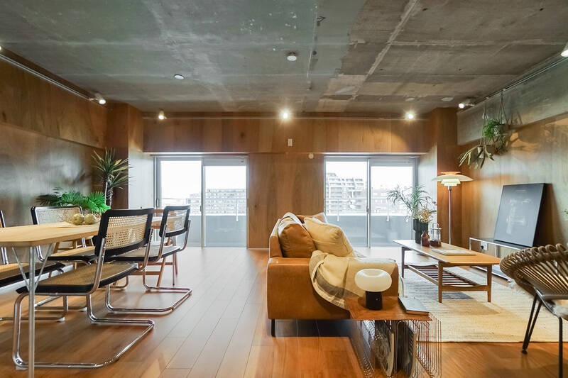 足を踏み入れた瞬間に、ふわりと木の香りが……ウッドテイストで仕上げた、特別感たっぷりの物件をご紹介します!