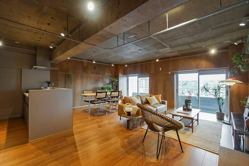 こちらは約22.2帖のゆったりとしたLDK。どこを見ても木やコンクリートの素材感で目が忙しいですが、それでも圧迫感なく空間がキマるのはこの広さがあってこそ! 東向きなので、天気のいい日には午前の清々しい光がいっぱいに射し込みますよ。