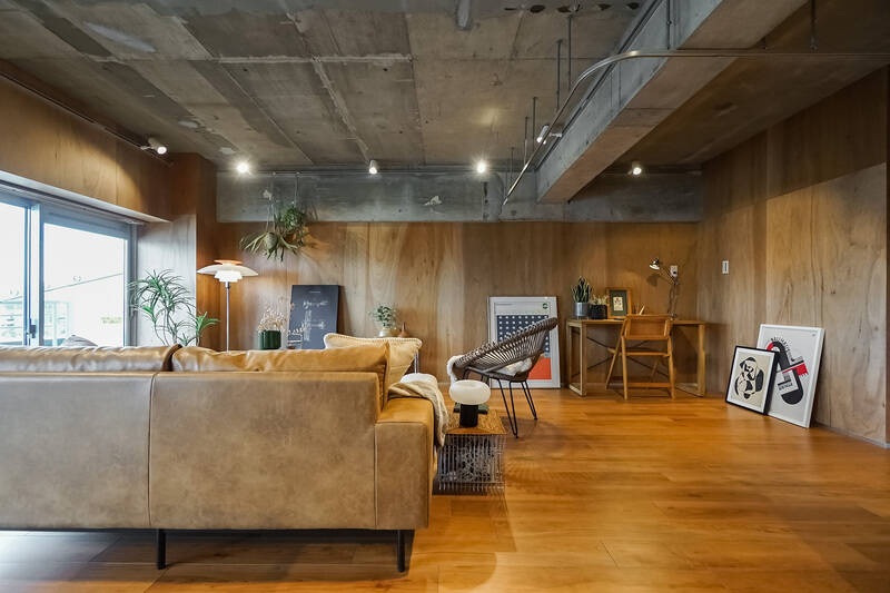 右手のデスクがディスプレイされている部分は、天井にレールが吊ってあるのでカーテンで緩やかにゾーニングすることが可能です。ちょっとした仕事スペースや、キッズのおもちゃスペースにしてもよさそうですね。