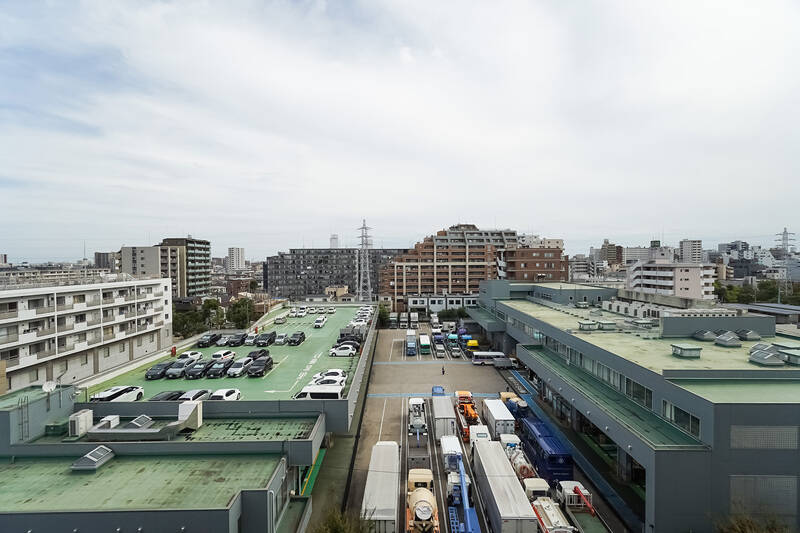 8階の住戸ですので、視界を遮るもののない伸び伸びしたビューが手に入ります。前方には物流関係の会社があり、タイミングによっては車の音が聞こえてくるかも。この点は現地でお確かめくださいませ。