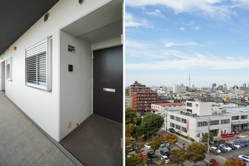 <b>左・</b>住戸の所在する8階の共用廊下。扉の前には奥行きの深いアルコーブがあり、プライベート感を高めてくれています。/<b>右・</b>共用廊下からは東京スカイツリーがちょうど正面に見えました♪ 帰宅するたびにライトアップされた姿が目に入りそうでうれしいですね。