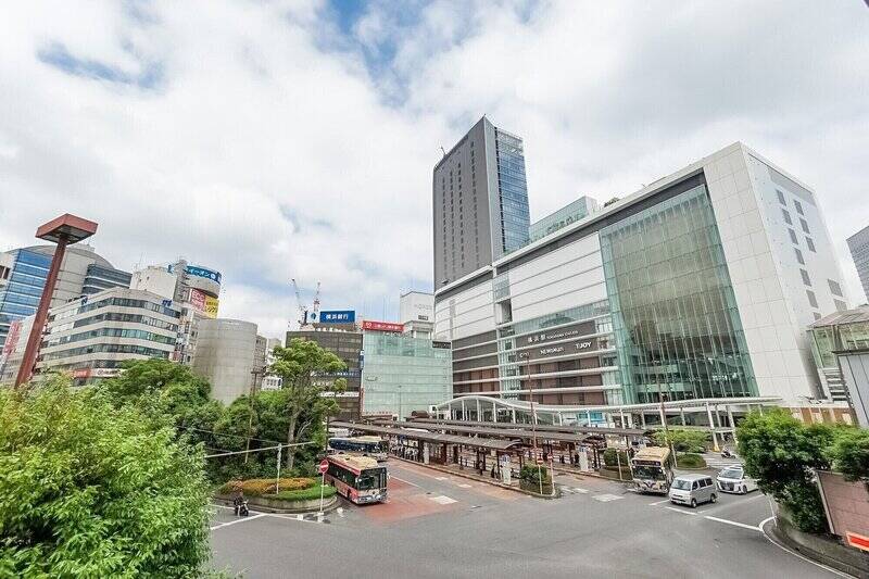 ご紹介するマンションまでは「横浜」駅西口からバスに乗るのがオススメ。約5分乗車したあとは「北軽井沢」停留所で降り、そこから徒歩5分の道のりです。