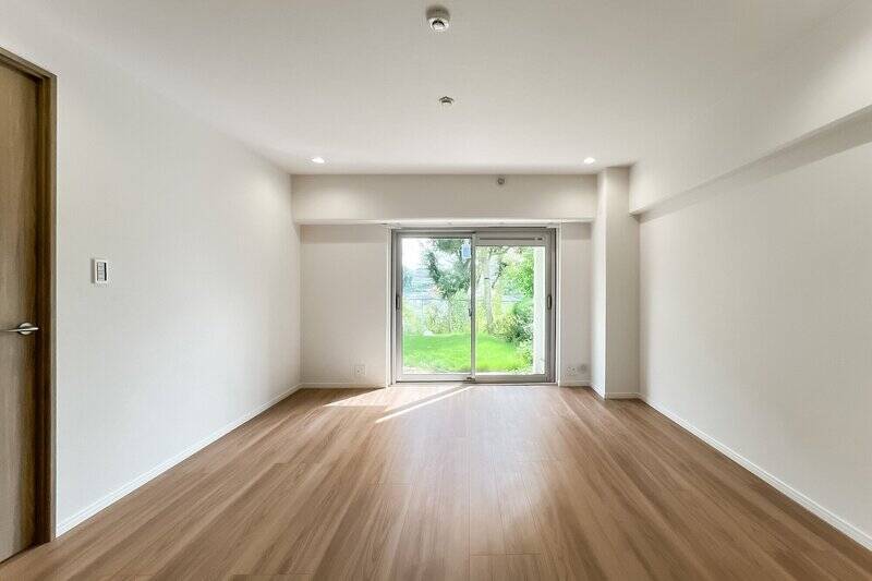 南東向き、約15帖のLDK。視線の先に緑があるってホント癒されますね〜◎