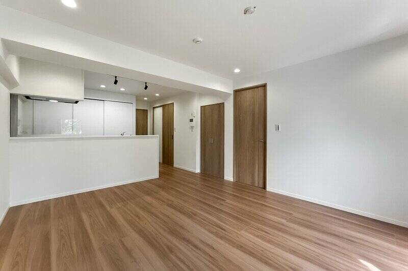 右手前の扉から、洋室A、リビング収納、水まわりという順番。