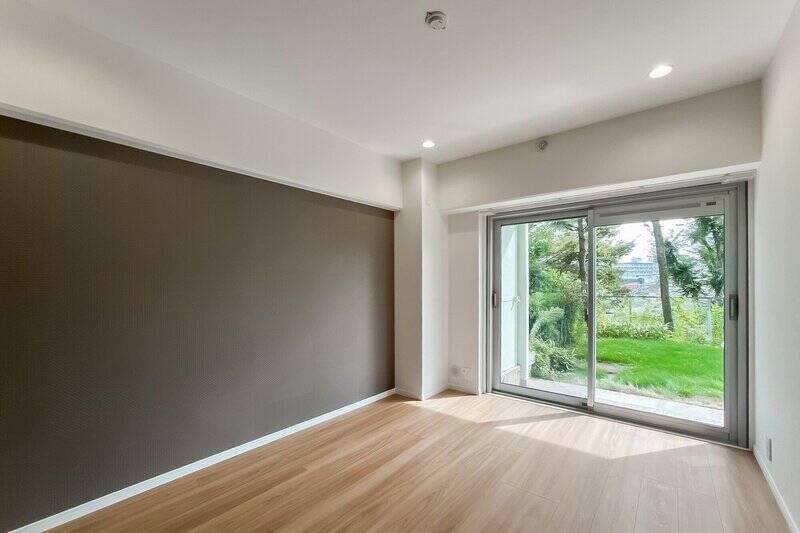 LDKと同じくお庭ビュー。朝日と緑の相乗効果で、気持ちよく1日がはじめられそう!