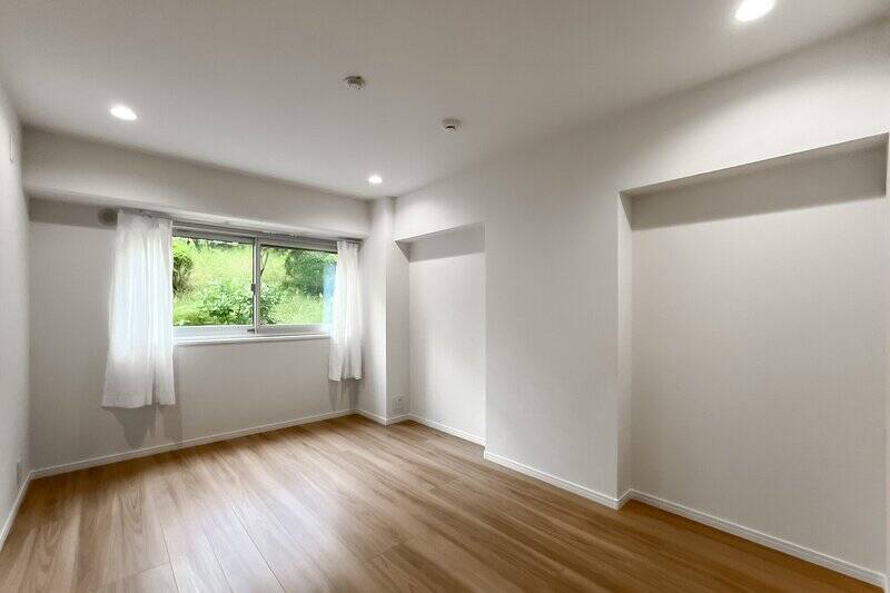 マンション敷地内の駐車場にいる人と視線が合わないよう、斜面状に植栽がレイアウトされています。この配慮がうれしい!