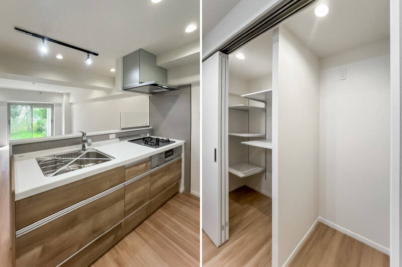 <b>左・</b>3口ガスコンロにグリル付き。/<b>右・</b>引き戸の中に冷蔵庫置き場、調理家電置き場、可動棚が。閉めれば空間がスッキリ!