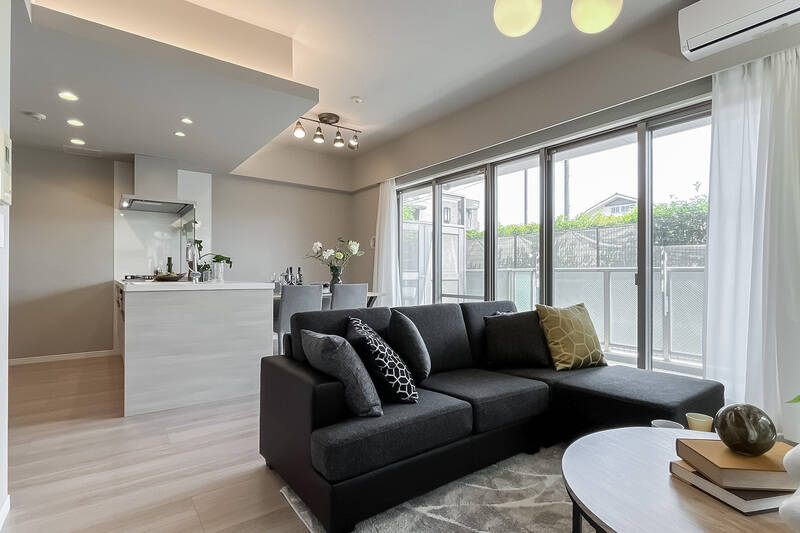 約16.9帖のLDK。5つ並んだサッシから自然光がさし込み、とても明るい空間です◎