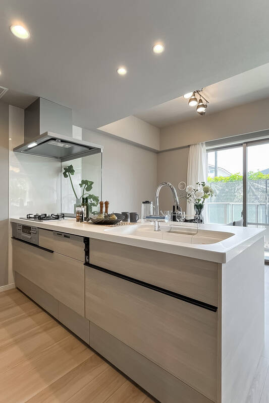 食洗機付きの対面キッチン。背後には食器棚を置けるスペースが確保されています。