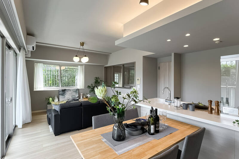 LDKの壁一面に室内窓のようなものを発見！ 裏には何があるでしょうか？