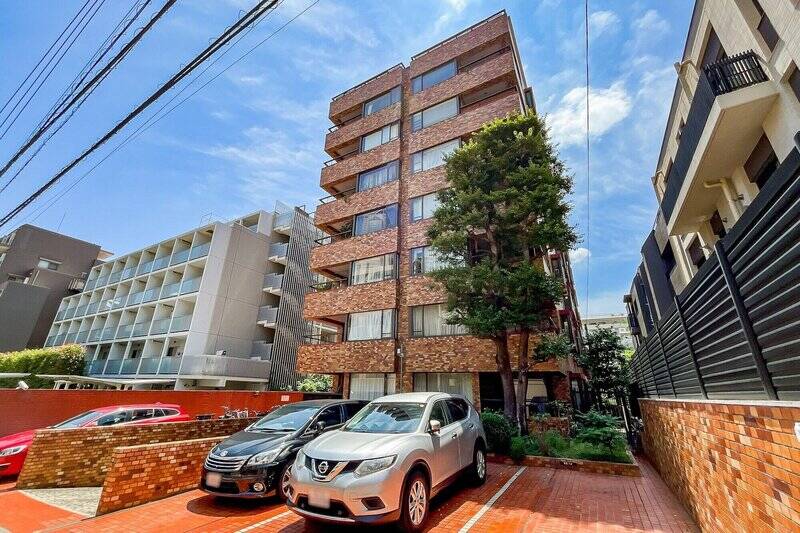 今回ご紹介するマンションは、「<b>参宮橋</b>」(徒歩7分)と「<b>初台</b>」(徒歩8分)のほぼ中間地点に位置します。ヴィンテージマンションとして名高い、“<b>ペアシティシリーズ</b>” の一室です。