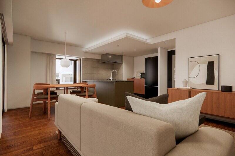 別の角度からもう一枚。キッチン部分は間接照明を仕込んだ下がり天井にすることで、まわりの空間から浮かび上がったようなデザインに。