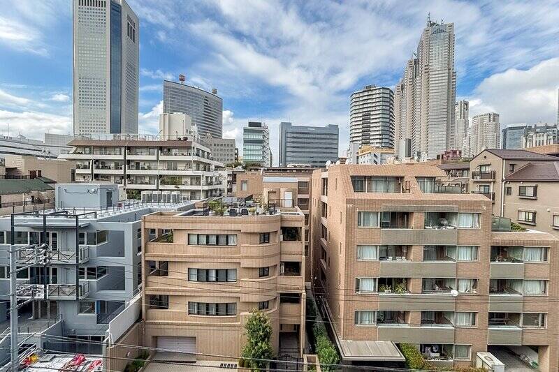 建物越しに新宿方面の高層ビルを望む、都心らしい眺望。夜景も楽しみです!