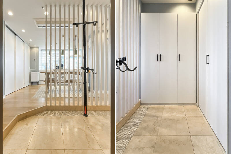 ホテルライクな内廊下を進み住戸のドアを開けると、ルーバー越しに自然光を感じる明るい玄関。L字に収納が配され、自転車が置けるほど広々しています。