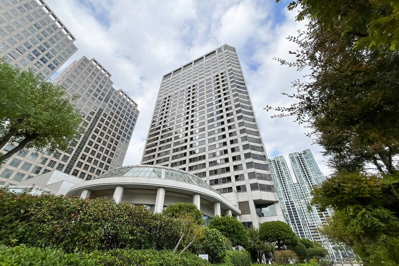 139戸の住宅部分と126室のホテル部分からなる、1992年築の大規模レジデンス。残念ながら共用部の撮影はNGでしたが、広々したロビーやコンシェルジュサービスなど、“さすが” とうなる充実ぶりです。