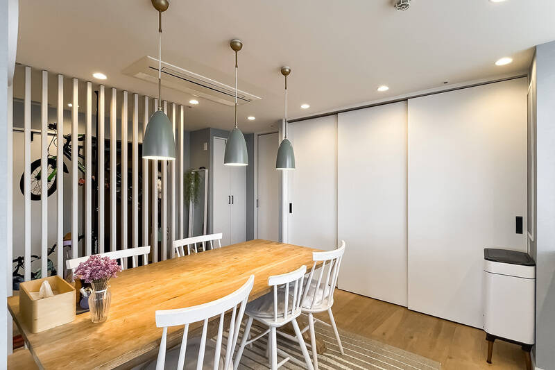 白い引き戸の中は、冷蔵庫置き場と収納になっています。