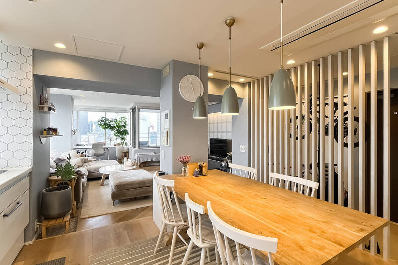 LDKは白・ブルーグレー・木で構成された爽やかなカラーリング。ダイニングキッチンとリビングでフローリングの貼り方が切り替えられています。