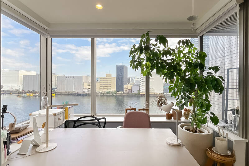 LDKのコーナー部分。ここだけ床がタイルに切り替わり、サンルームのようにも感じられます。